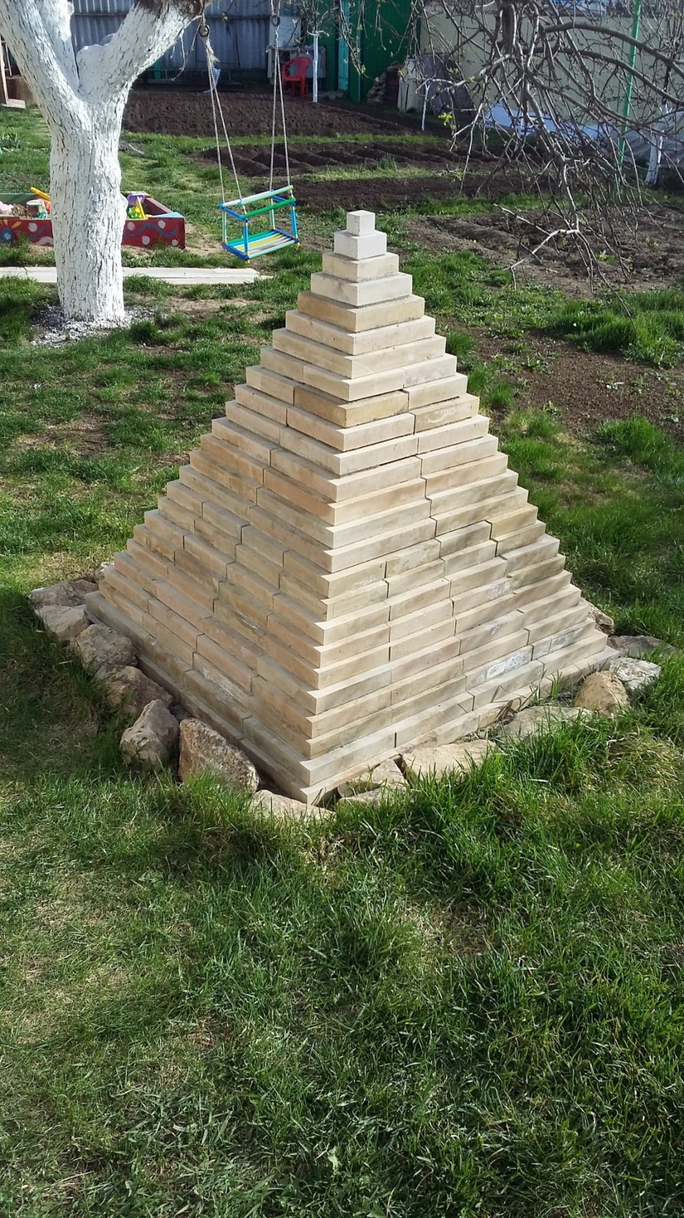 Пиромиды из натурального камня. Ландшафтный дизайн