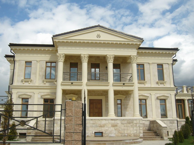 Фасад дома выложен из новосельского доломита - Плиты "Скала" 600*300