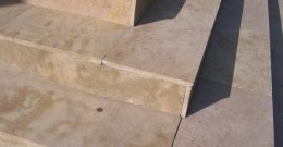 Простые доломитовые ступени из шлифованной плиты толщиной 20 мм.